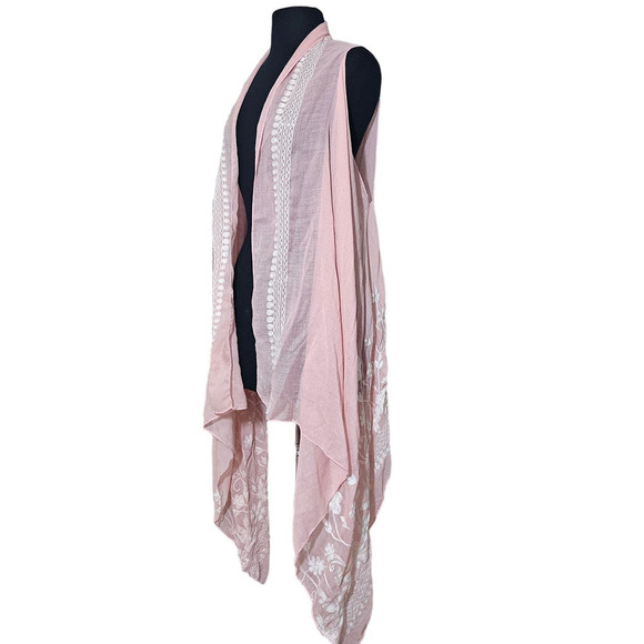 pale pink cape with floral lace trim one size - Picture 2 of 6
